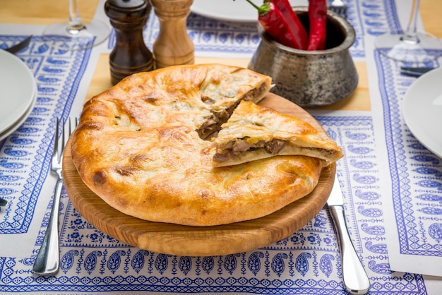 Photo produit de boulangerie kubdari en géorgien