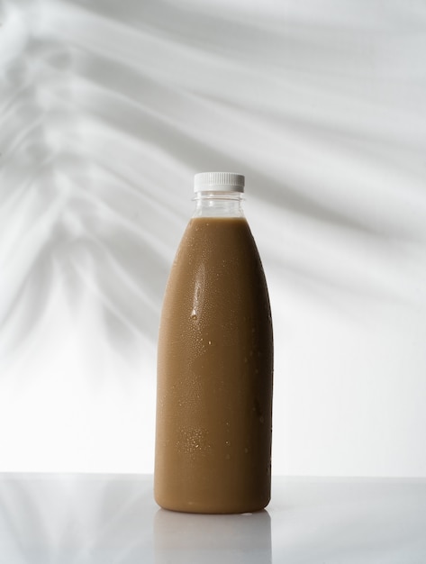 Produit de café sur une bouteille en plastique