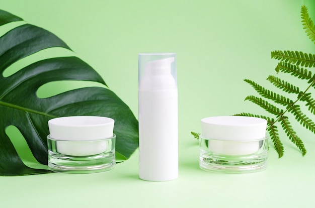 Produit cosmétique naturel à base de plantes pour les soins de la peau. sérum, crème et masque