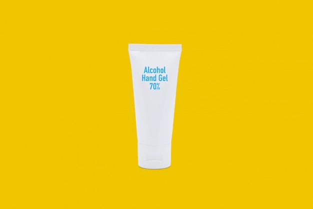 Produit pour les mains gel d'alcool à 70% isolé sur fond jaune.