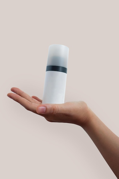 Produit de soins de la peau à la main pour femmes Crème pour les mains en bouteille blanche cosmétique