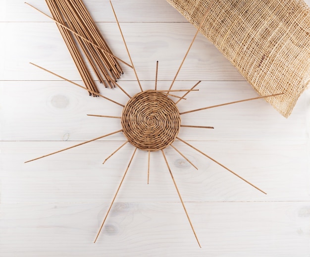 Un produit d'une vigne en papier sur une table en bois