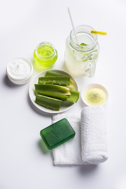 Produits à l'aloe vera comme le gel, le jus, la crème hydratante, le savon, la poudre