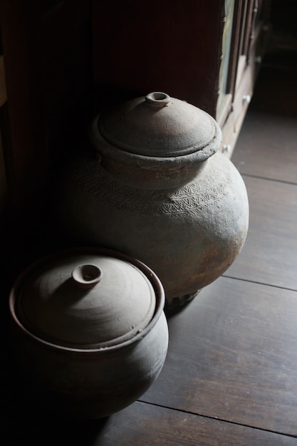 Produits d'argile en atelier. Pot ou bol bol stand dans une pièce sombre