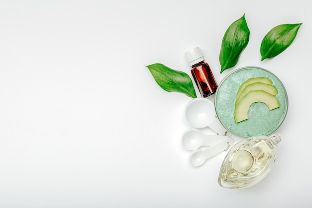 Produits de bain pour le corps à l'avocat masque facial fait à la main bricolage à partir de produit de beauté pour les soins de la peau aux fruits d'avocat