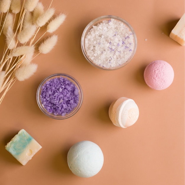 Produits de bain et de relaxation. Bombes de bain, sel, savon sur fond marron