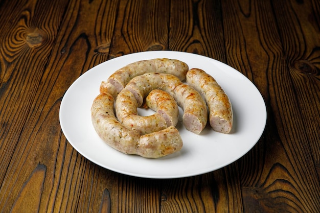 produits à base de viande sur une assiette blanche sur une table en bois