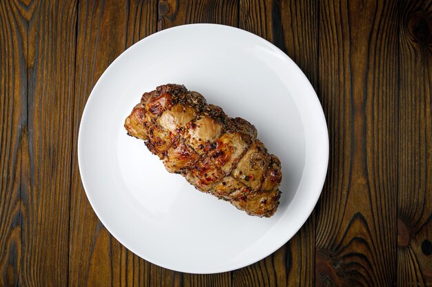 produits à base de viande sur une assiette blanche sur une table en bois