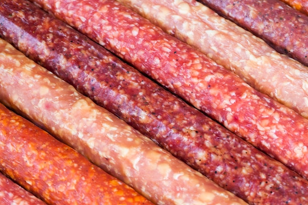 Produits à base de viande sous forme de saucisse au saindoux