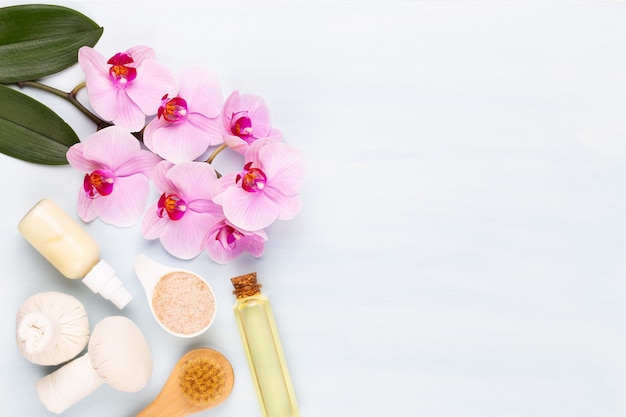 Produits de beauté d'aromathérapie Spa décorés de fleurs d'orchidées simples