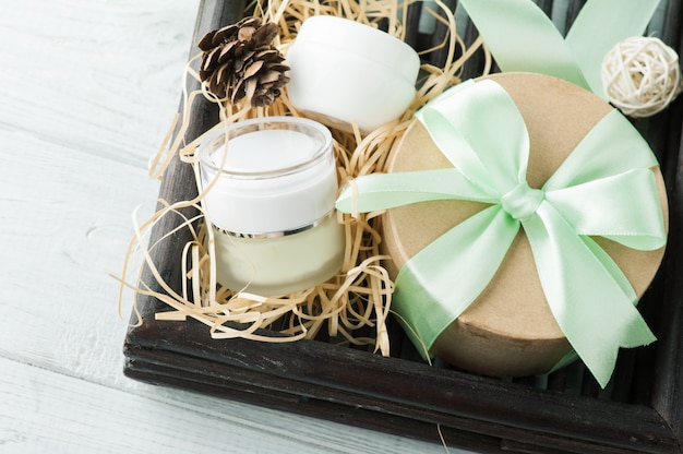 Produits de beauté, cadeau avec ruban vert