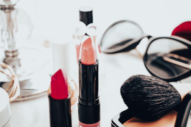 Produits de beauté et cosmétiques décoratifs concept maquillage de luxe moderne sur coiffeuse comme blog de beauté...