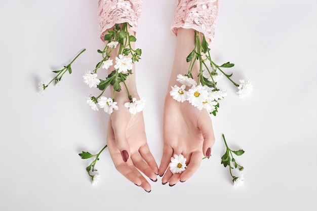Produits de beauté naturels pour les mains avec extrait de fleur