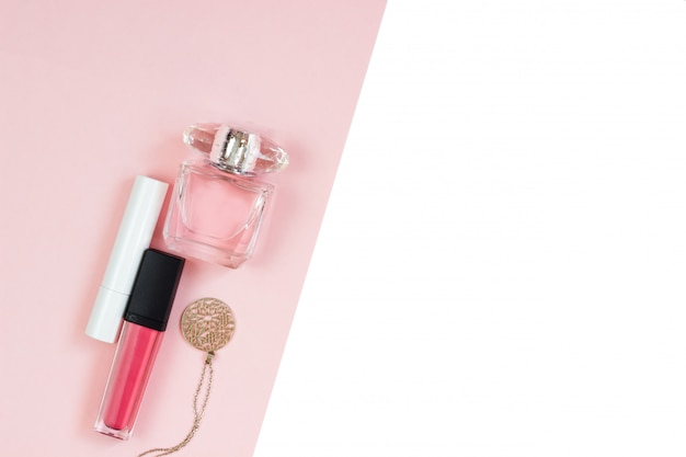 Produits de beauté pour femmes sur fond blanc rose