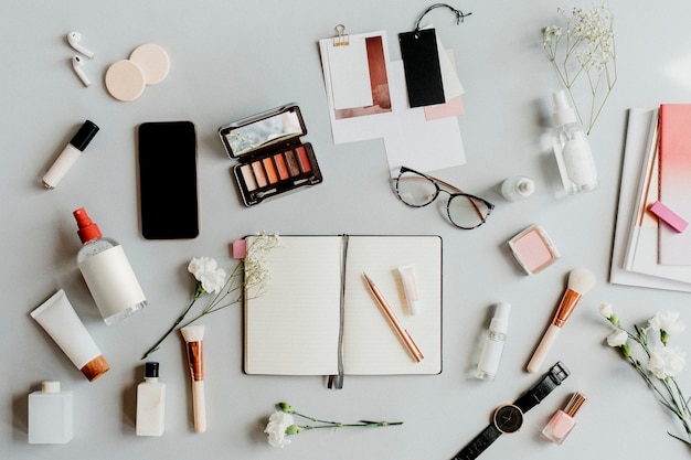 Produits de beauté sur une table avec un cahier