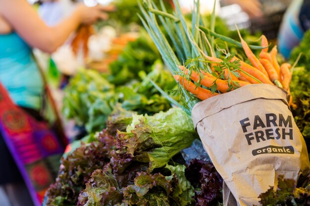 Photo produits biologiques frais en vente sur le marché des producteurs locaux.