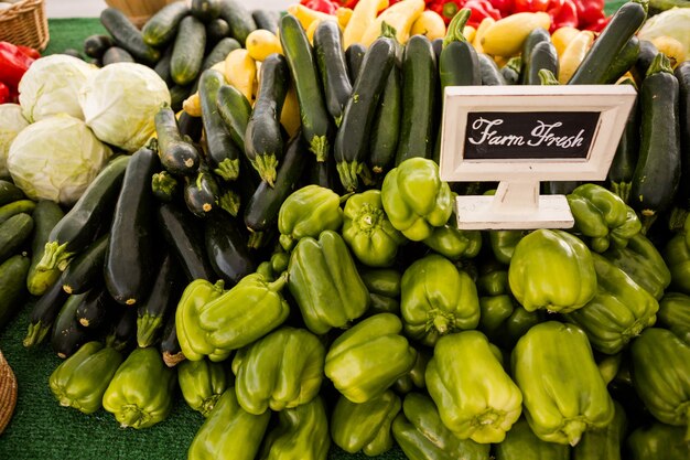 Produits biologiques frais en vente sur le marché des producteurs locaux.