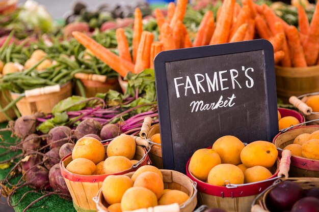 Produits biologiques frais en vente sur le marché des producteurs locaux.