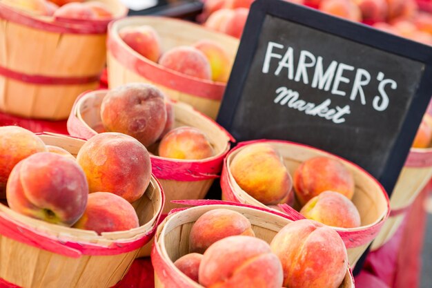 Photo produits biologiques frais en vente sur le marché des producteurs locaux.