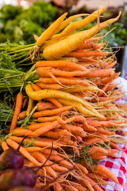 Produits biologiques frais en vente sur le marché des producteurs locaux.