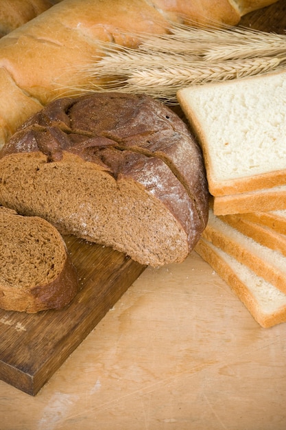 Produits de boulangerie et céréales sur bois