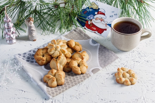 Produits de boulangerie festifs. Pâtisseries et thé de Noël