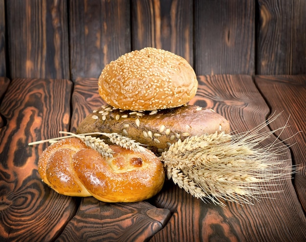 Produits de boulangerie sur fond marron en bois