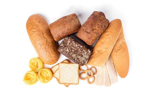 Produits de boulangerie isolés sur fond blanc