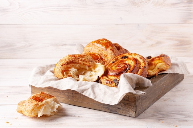 Les produits de boulangerie à pâte levée sont sur la table