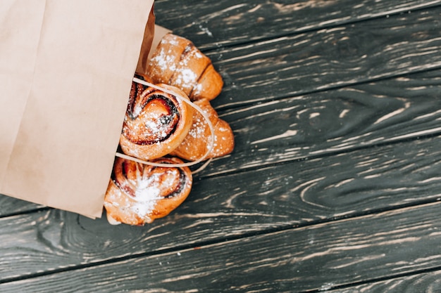 Produits de boulangerie en sacs en papier. Repas sain.