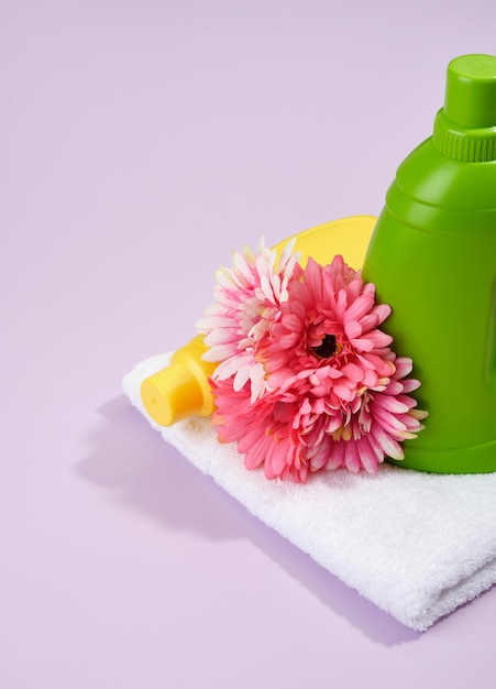 Produits chimiques ménagers sur une serviette blanche lavée Fleurs fraîches lumineuses Détergents à lessive pour laver les vêtements sales