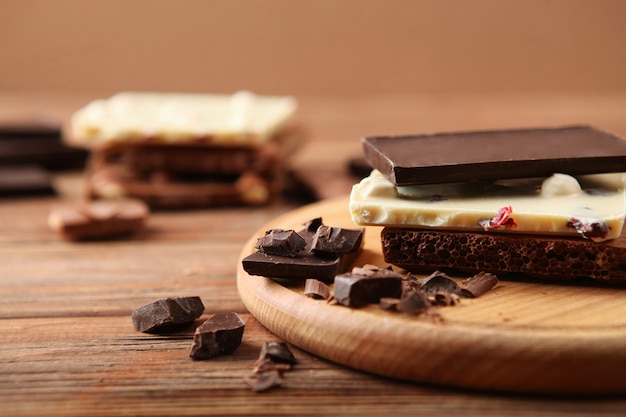 Produits chocolatés de différents types sur une surface colorée en gros plan avec une place pour le texte