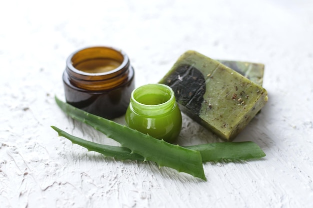 Produits cosmétiques écologiques pour les soins de la peau Crèmes naturelles Huiles aux vitamines d'aloès et prébiotiques