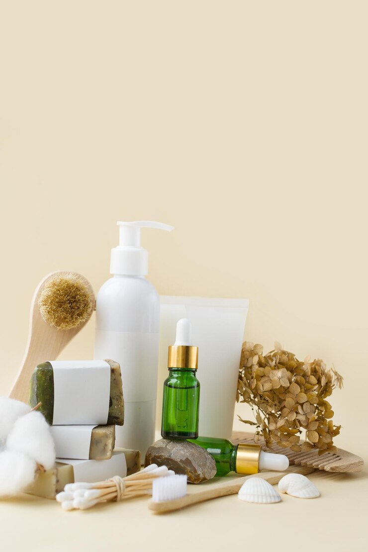 Produits cosmétiques écologiques Tubes blancs avec des crèmes naturelles savon et bouteille avec de l'huile d'essence