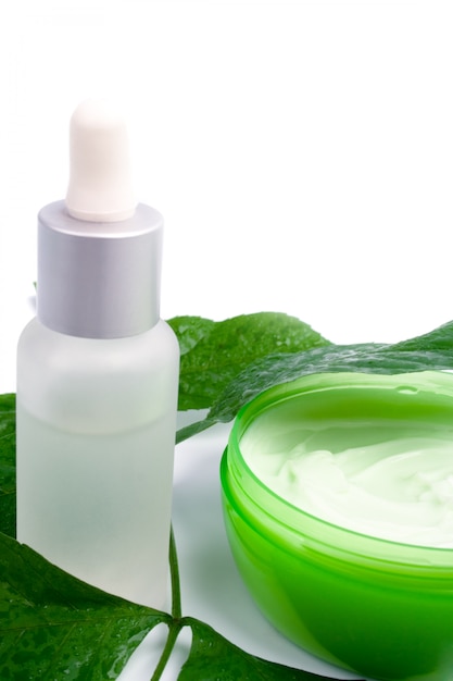 Produits Cosmétiques à La Feuille Verte Sur Fond Blanc