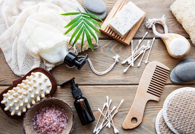 Produits cosmétiques naturels zéro déchet sur fond en bois. Mise à plat.