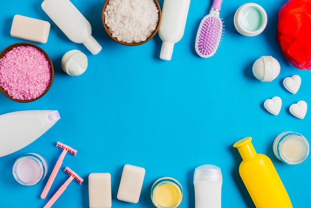 Photo produits cosmétiques pour le bain avec un espace pour le texte sur fond bleu