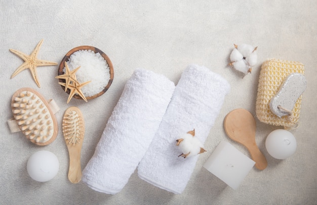 Produits cosmétiques spa beauté et outils sur fond de béton blanc. Espace de copie vue de dessus