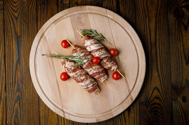 produits culinaires à base de viande sur une planche de bois