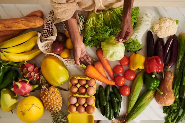 Produits d'épicerie frais sur la table de la cuisine