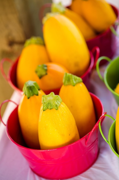 Produits frais bio au marché de producteurs locaux.