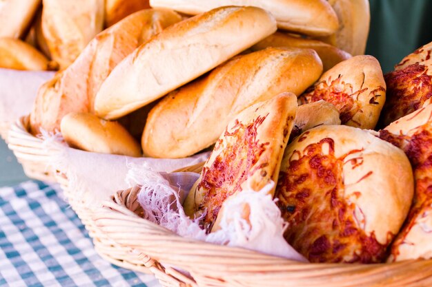 Produits frais en vente sur le marché des producteurs locaux.