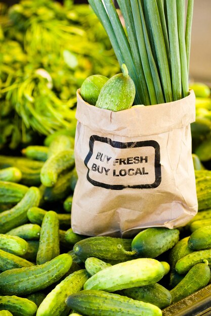 Produits frais en vente sur le marché des producteurs locaux.