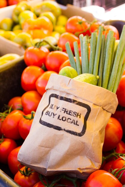 Produits frais en vente sur le marché des producteurs locaux.