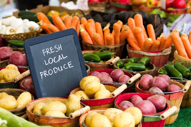 Photo produits frais en vente sur le marché des producteurs locaux.