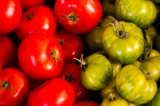 Produits frais en vente sur le marché des producteurs locaux.