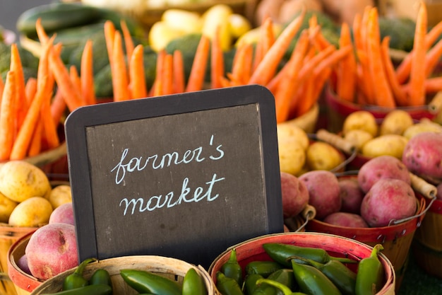 Photo produits frais en vente sur le marché des producteurs locaux.