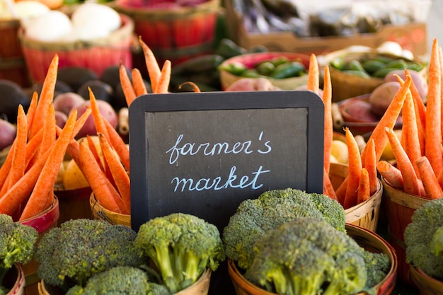 Photo produits frais en vente sur le marché des producteurs locaux.