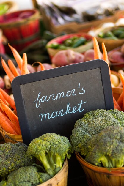 Photo produits frais en vente sur le marché des producteurs locaux.