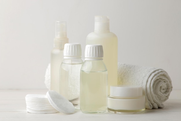 Produits d'hygiène personnelle. Cosmétiques de soins du corps. Flacons et flacons blancs sur fond clair. SPA. Relaxer.